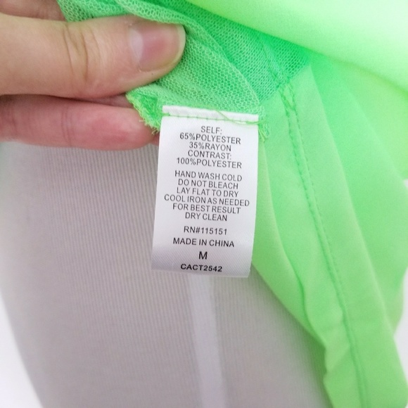 😀 Romeo & Juliet Couture Neon Lime Green Tank Top - Picture 7 of 7